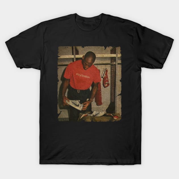 Michael Jordan in Locker Room T-Shirt by Wendyshopart